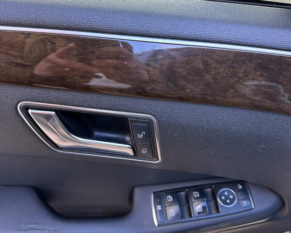 Черный Мерседес Е-Класс, объемом двигателя 1.8 л и пробегом 255 тыс. км за 10000 $, фото 13 на Automoto.ua