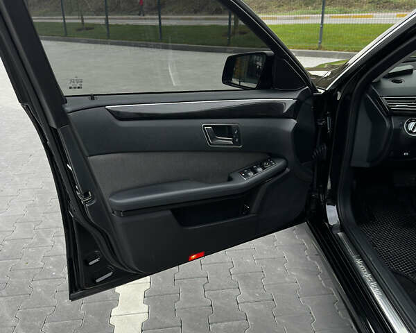 Черный Мерседес Е-Класс, объемом двигателя 2.2 л и пробегом 291 тыс. км за 13000 $, фото 11 на Automoto.ua