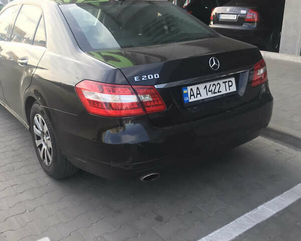 Черный Мерседес Е-Класс, объемом двигателя 1.8 л и пробегом 330 тыс. км за 8999 $, фото 4 на Automoto.ua
