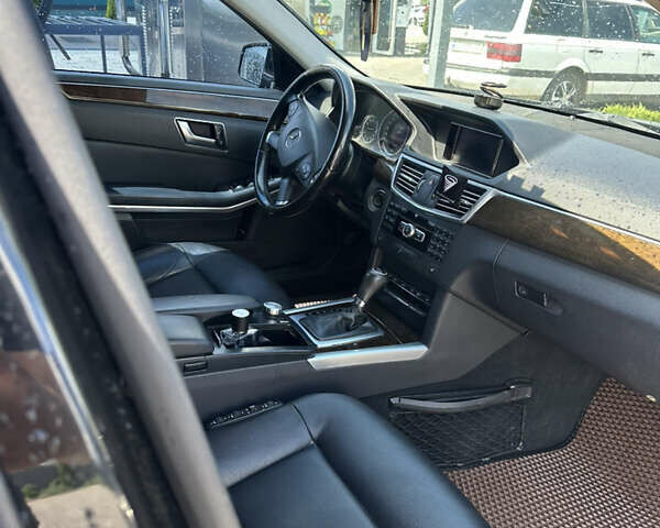 Мерседес Е-Класс 2012 в Хусте на Automoto.ua Черный Мерседес Е-Класс, объемом двигателя 1.8 л и пробегом 260 тыс. км за 13850 $, фото 5 на Automoto.ua