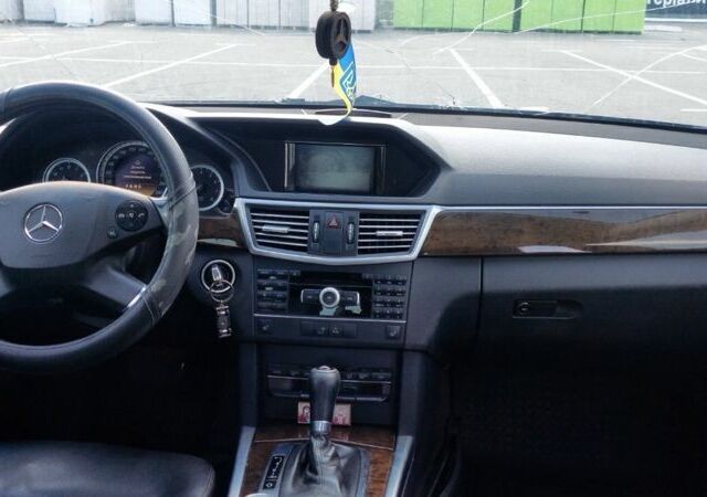 Черный Мерседес Е-Класс, объемом двигателя 1.8 л и пробегом 344 тыс. км за 8999 $, фото 6 на Automoto.ua