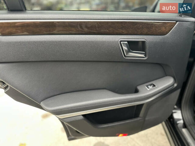 Черный Мерседес Е-Класс, объемом двигателя 1.8 л и пробегом 257 тыс. км за 12500 $, фото 12 на Automoto.ua