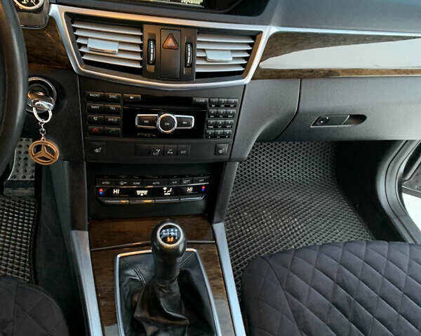 Черный Мерседес Е-Класс, объемом двигателя 2.2 л и пробегом 370 тыс. км за 12700 $, фото 26 на Automoto.ua