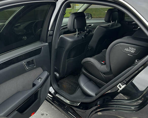 Черный Мерседес Е-Класс, объемом двигателя 2.2 л и пробегом 291 тыс. км за 13000 $, фото 19 на Automoto.ua