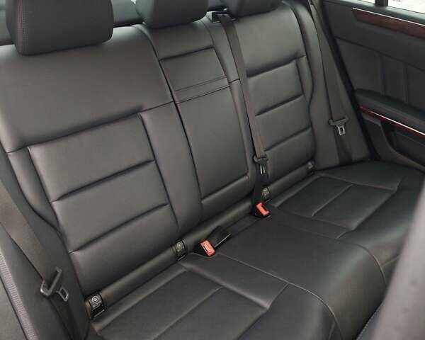 Черный Мерседес Е-Класс, объемом двигателя 3.5 л и пробегом 243 тыс. км за 16000 $, фото 16 на Automoto.ua