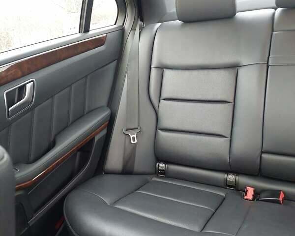 Черный Мерседес Е-Класс, объемом двигателя 3.5 л и пробегом 243 тыс. км за 16000 $, фото 18 на Automoto.ua