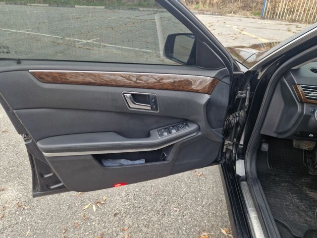 Черный Мерседес Е-Класс, объемом двигателя 1.8 л и пробегом 224 тыс. км за 10500 $, фото 9 на Automoto.ua