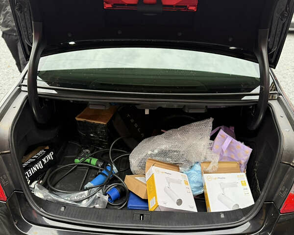 Черный Мерседес Е-Класс, объемом двигателя 2.2 л и пробегом 340 тыс. км за 12500 $, фото 26 на Automoto.ua