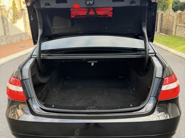 Черный Мерседес Е-Класс, объемом двигателя 2.1 л и пробегом 399 тыс. км за 8999 $, фото 19 на Automoto.ua