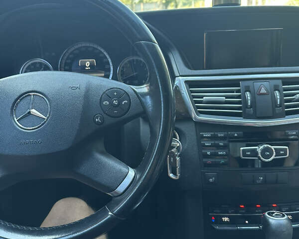 Мерседес Е-Класс 2012 в Хусте на Automoto.ua Черный Мерседес Е-Класс, объемом двигателя 1.8 л и пробегом 260 тыс. км за 13850 $, фото 1 на Automoto.ua