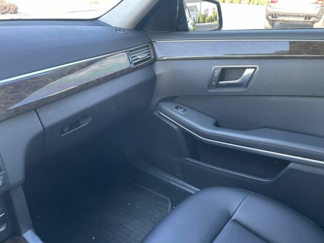 Черный Мерседес Е-Класс, объемом двигателя 2.2 л и пробегом 210 тыс. км за 15000 $, фото 15 на Automoto.ua