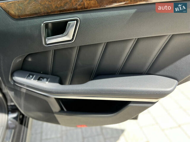 Черный Мерседес Е-Класс, объемом двигателя 2.2 л и пробегом 220 тыс. км за 17000 $, фото 16 на Automoto.ua