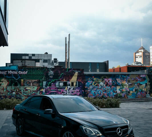 Черный Мерседес Е-Класс, объемом двигателя 5.46 л и пробегом 147 тыс. км за 35000 $, фото 1 на Automoto.ua