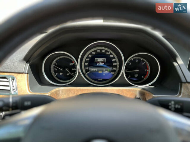 Черный Мерседес Е-Класс, объемом двигателя 2.2 л и пробегом 220 тыс. км за 17000 $, фото 15 на Automoto.ua