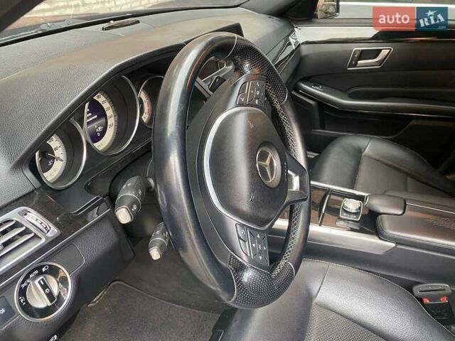 Черный Мерседес Е-Класс, объемом двигателя 2.14 л и пробегом 360 тыс. км за 15000 $, фото 6 на Automoto.ua