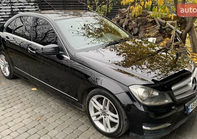 Черный Мерседес Е-Класс, объемом двигателя 1.8 л и пробегом 235 тыс. км за 14950 $, фото 2 на Automoto.ua