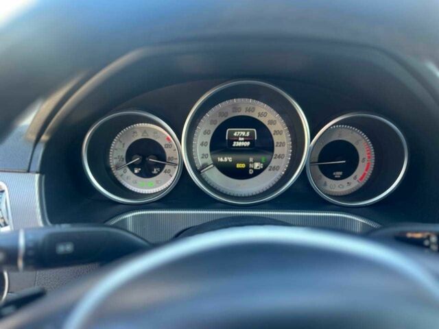 Черный Мерседес Е-Класс, объемом двигателя 2.2 л и пробегом 250 тыс. км за 18500 $, фото 9 на Automoto.ua