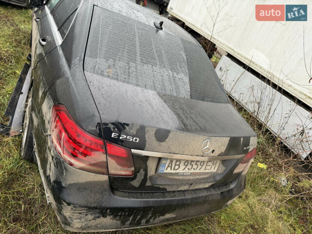 Черный Мерседес Е-Класс, объемом двигателя 2.14 л и пробегом 140 тыс. км за 11000 $, фото 4 на Automoto.ua