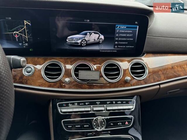 Чорний Мерседес Е-Клас, об'ємом двигуна 2 л та пробігом 144 тис. км за 27900 $, фото 36 на Automoto.ua