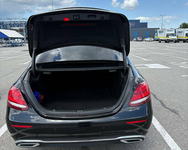 Черный Мерседес Е-Класс, объемом двигателя 1.95 л и пробегом 457 тыс. км за 21900 $, фото 2 на Automoto.ua