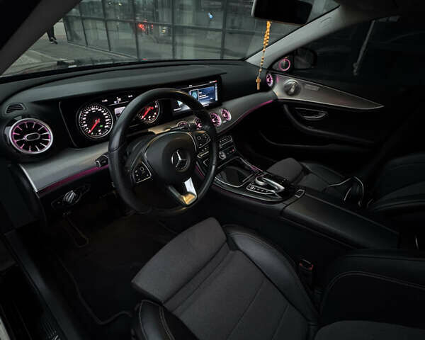 Черный Мерседес Е-Класс, объемом двигателя 1.95 л и пробегом 265 тыс. км за 29000 $, фото 16 на Automoto.ua