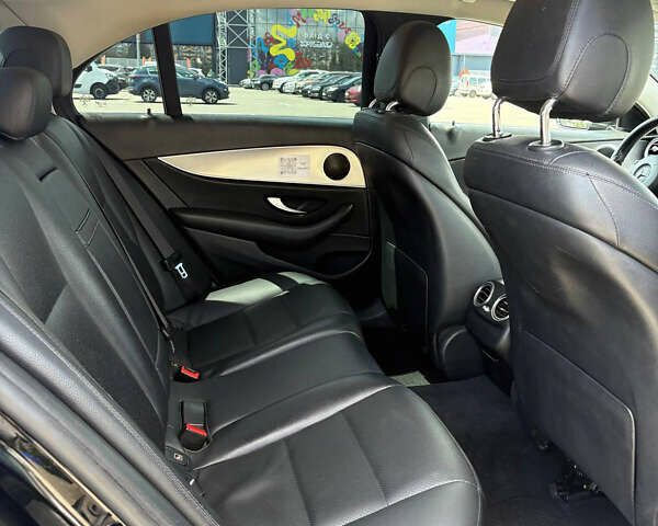 Черный Мерседес Е-Класс, объемом двигателя 1.95 л и пробегом 457 тыс. км за 21900 $, фото 3 на Automoto.ua