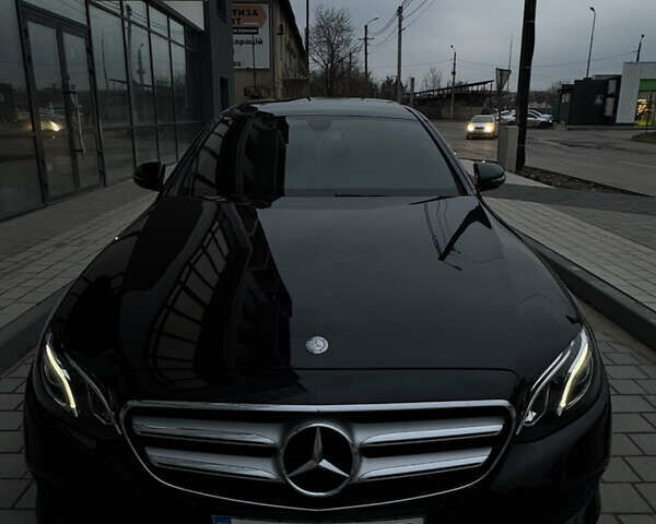 Черный Мерседес Е-Класс, объемом двигателя 1.95 л и пробегом 265 тыс. км за 29000 $, фото 1 на Automoto.ua