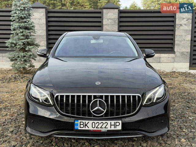 Черный Мерседес Е-Класс, объемом двигателя 2 л и пробегом 197 тыс. км за 29999 $, фото 2 на Automoto.ua