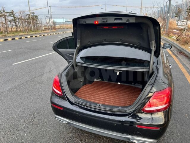 Чорний Мерседес Е-Клас, об'ємом двигуна 2 л та пробігом 94 тис. км за 19900 $, фото 5 на Automoto.ua