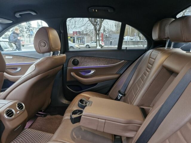 Черный Мерседес Е-Класс, объемом двигателя 2 л и пробегом 365 тыс. км за 22200 $, фото 6 на Automoto.ua