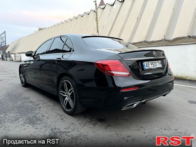 Черный Мерседес Е-Класс, объемом двигателя 2 л и пробегом 117 тыс. км за 33000 $, фото 4 на Automoto.ua