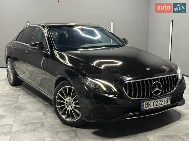 Черный Мерседес Е-Класс, объемом двигателя 2 л и пробегом 197 тыс. км за 29999 $, фото 1 на Automoto.ua