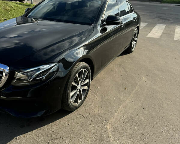 Чорний Мерседес Е-Клас, об'ємом двигуна 2 л та пробігом 216 тис. км за 27000 $, фото 1 на Automoto.ua
