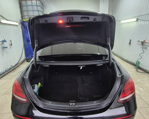 Черный Мерседес Е-Класс, объемом двигателя 1.95 л и пробегом 140 тыс. км за 35000 $, фото 6 на Automoto.ua