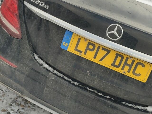 Черный Мерседес Е-Класс, объемом двигателя 2.2 л и пробегом 140 тыс. км за 12860 $, фото 7 на Automoto.ua