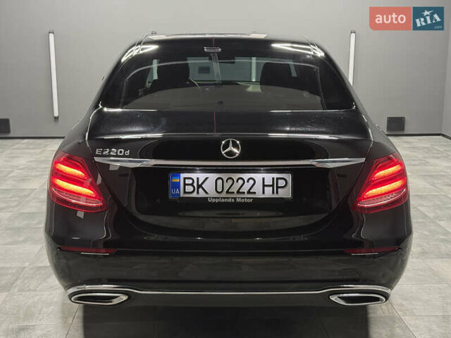 Черный Мерседес Е-Класс, объемом двигателя 2 л и пробегом 197 тыс. км за 29999 $, фото 19 на Automoto.ua