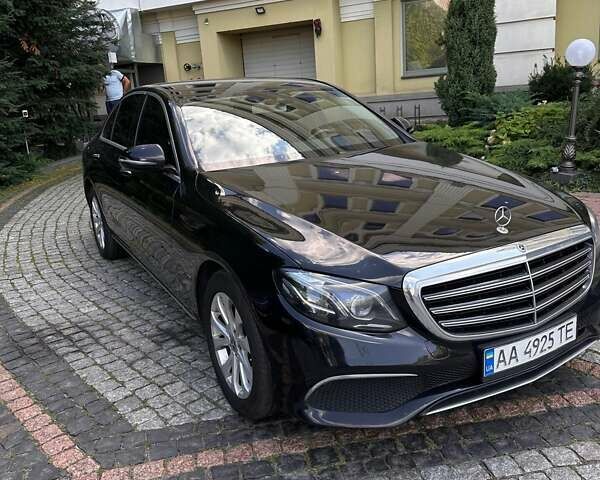 Черный Мерседес Е-Класс, объемом двигателя 1.95 л и пробегом 255 тыс. км за 32721 $, фото 1 на Automoto.ua