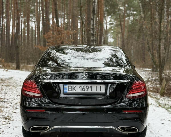 Черный Мерседес Е-Класс, объемом двигателя 1.99 л и пробегом 111 тыс. км за 28800 $, фото 1 на Automoto.ua