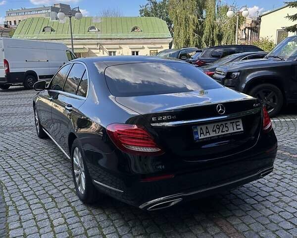 Черный Мерседес Е-Класс, объемом двигателя 1.95 л и пробегом 255 тыс. км за 32721 $, фото 3 на Automoto.ua