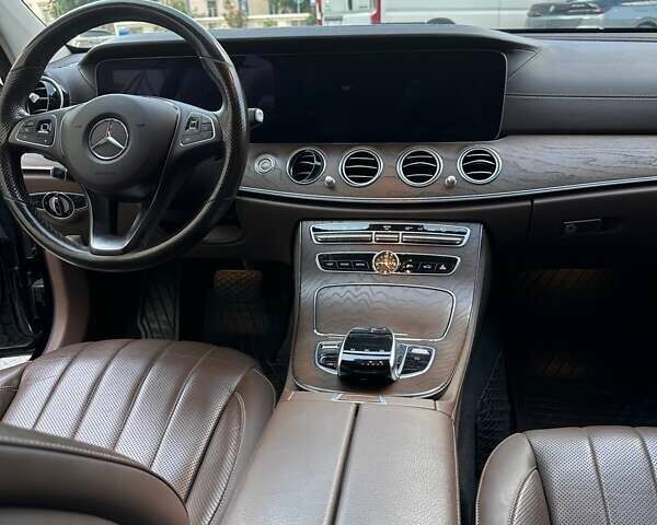 Черный Мерседес Е-Класс, объемом двигателя 1.95 л и пробегом 255 тыс. км за 32721 $, фото 9 на Automoto.ua