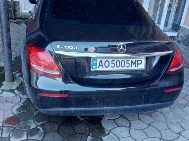 Чорний Мерседес Е-Клас, об'ємом двигуна 2 л та пробігом 300 тис. км за 20900 $, фото 2 на Automoto.ua
