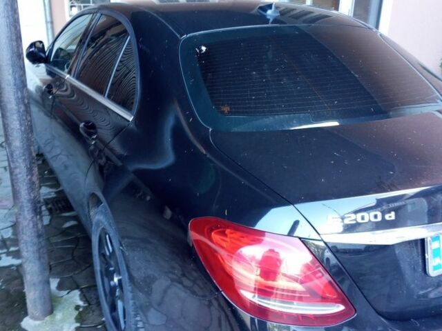 Чорний Мерседес Е-Клас, об'ємом двигуна 2 л та пробігом 300 тис. км за 20900 $, фото 4 на Automoto.ua