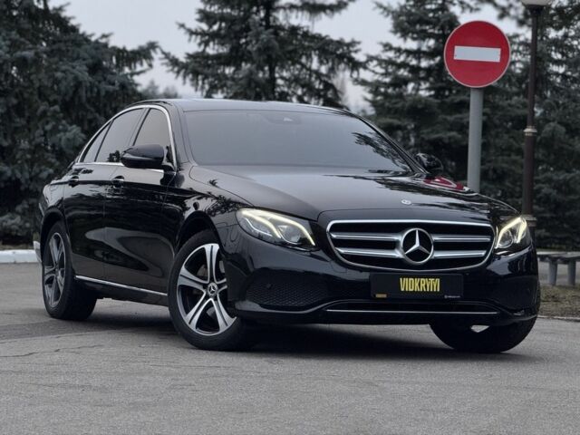 Чорний Мерседес Е-Клас, об'ємом двигуна 2 л та пробігом 109 тис. км за 32900 $, фото 4 на Automoto.ua