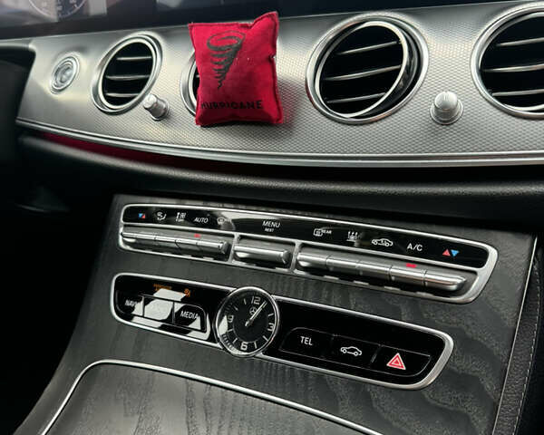 Чорний Мерседес Е-Клас, об'ємом двигуна 1.95 л та пробігом 215 тис. км за 28800 $, фото 13 на Automoto.ua