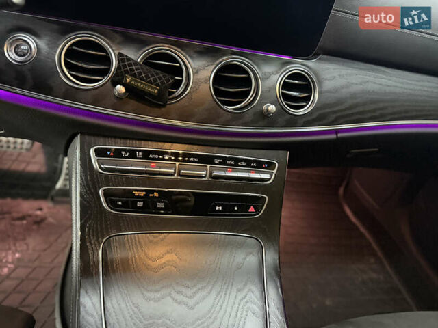 Черный Мерседес Е-Класс, объемом двигателя 1.95 л и пробегом 150 тыс. км за 47777 $, фото 65 на Automoto.ua