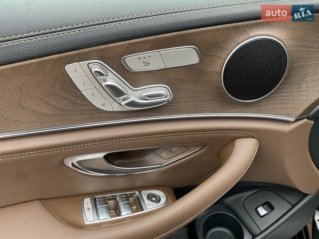 Черный Мерседес Е-Класс, объемом двигателя 2 л и пробегом 71 тыс. км за 53700 $, фото 39 на Automoto.ua