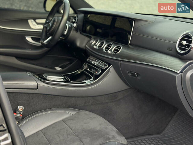 Черный Мерседес Е-Класс, объемом двигателя 2 л и пробегом 60 тыс. км за 61500 $, фото 22 на Automoto.ua