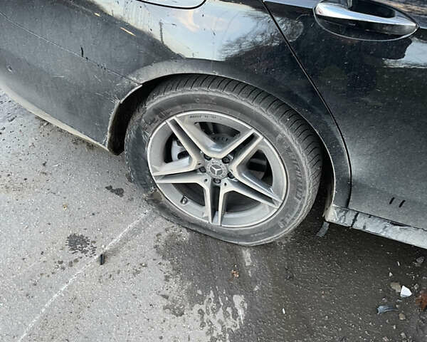 Чорний Мерседес Е-Клас, об'ємом двигуна 1.99 л та пробігом 32 тис. км за 39704 $, фото 2 на Automoto.ua