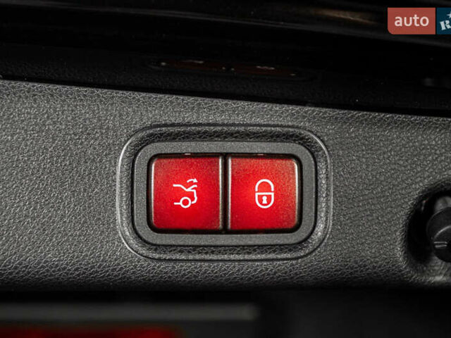 Чорний Мерседес Е-Клас, об'ємом двигуна 1.99 л та пробігом 31 тис. км за 51500 $, фото 12 на Automoto.ua