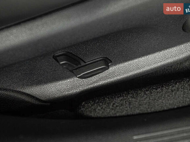 Чорний Мерседес Е-Клас, об'ємом двигуна 1.99 л та пробігом 31 тис. км за 51500 $, фото 19 на Automoto.ua